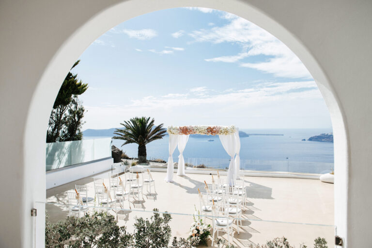 Cozy wedding with guests at the Le Ciel wedding venue