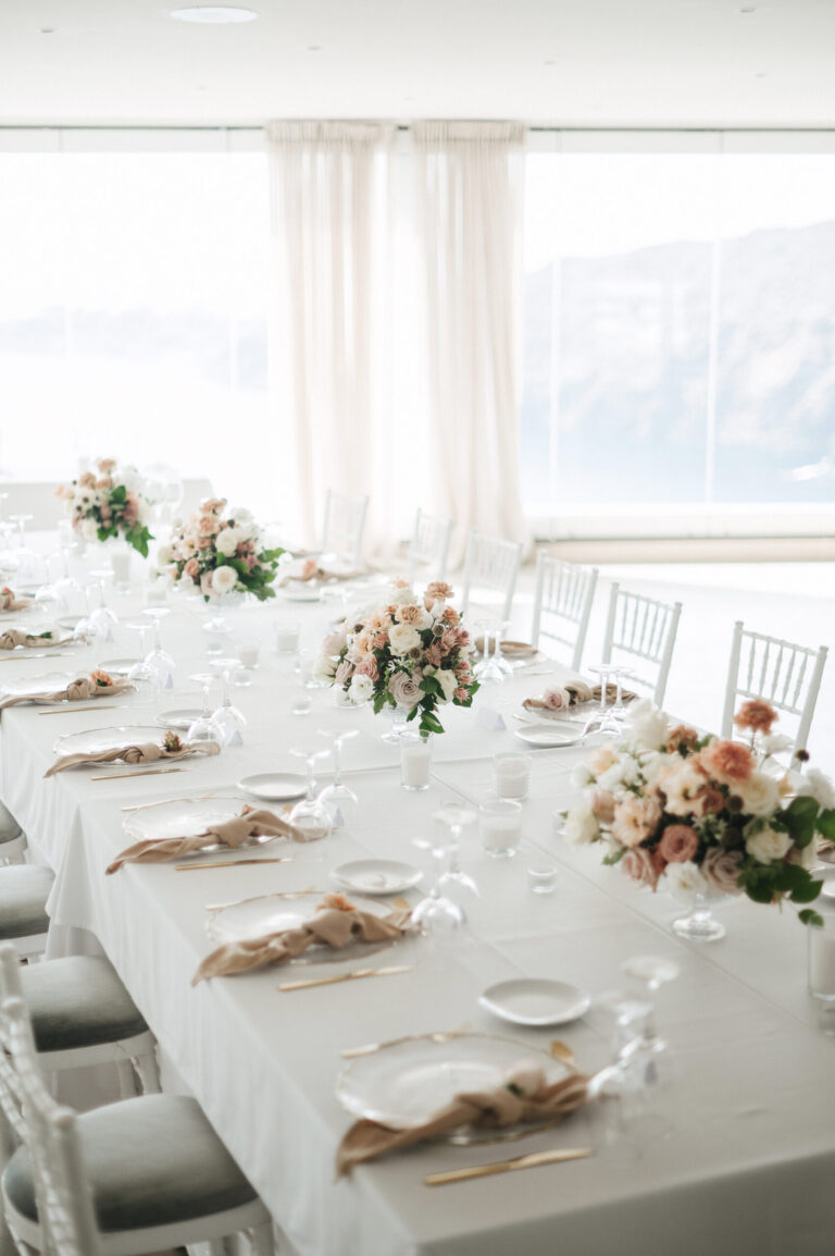 Cozy wedding with guests at the Le Ciel wedding venue
