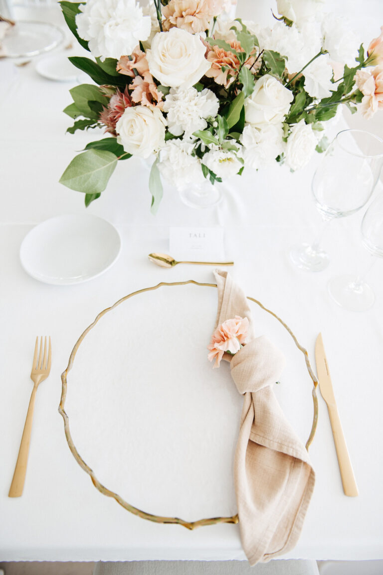 Cozy wedding with guests at the Le Ciel wedding venue