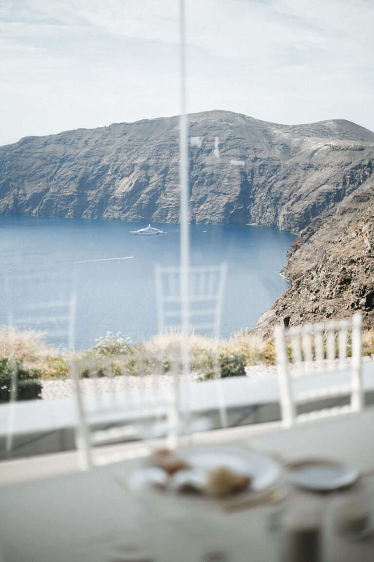 Cozy wedding with guests at the Le Ciel wedding venue