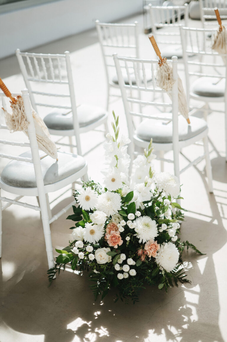 Cozy wedding with guests at the Le Ciel wedding venue