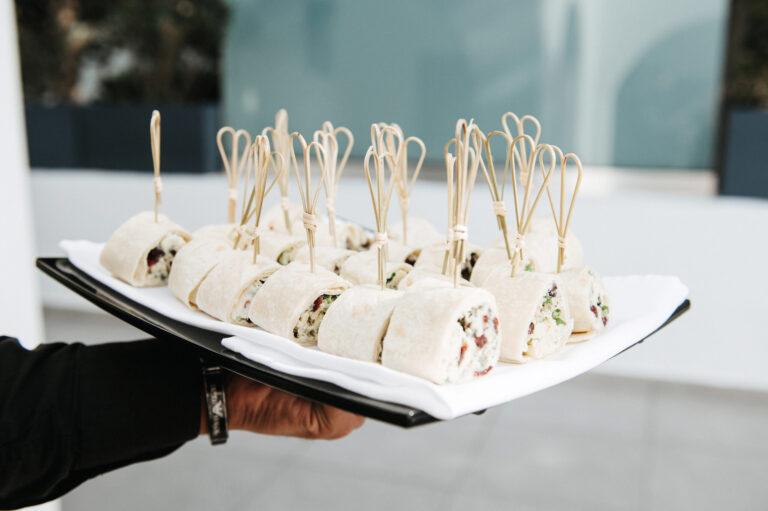 Cozy wedding with guests at the Le Ciel wedding venue
