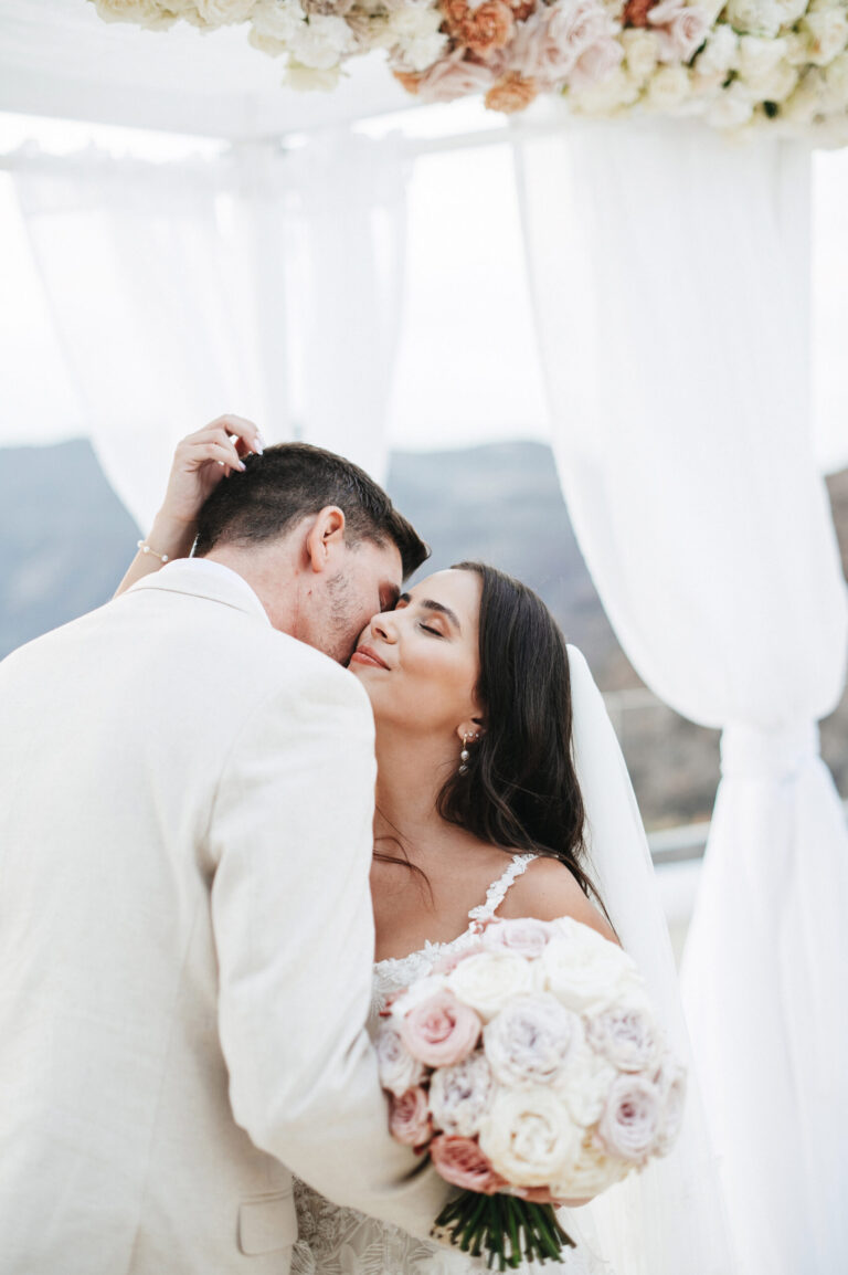 Cozy wedding with guests at the Le Ciel wedding venue