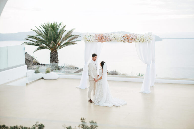 Cozy wedding with guests at the Le Ciel wedding venue