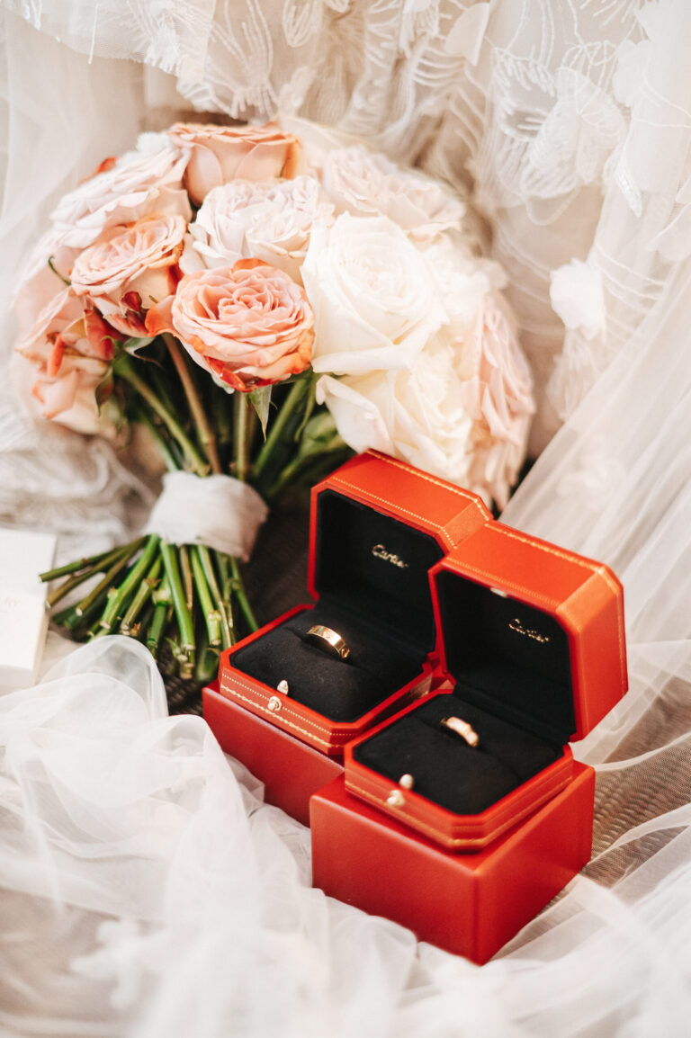 Cozy wedding with guests at the Le Ciel wedding venue