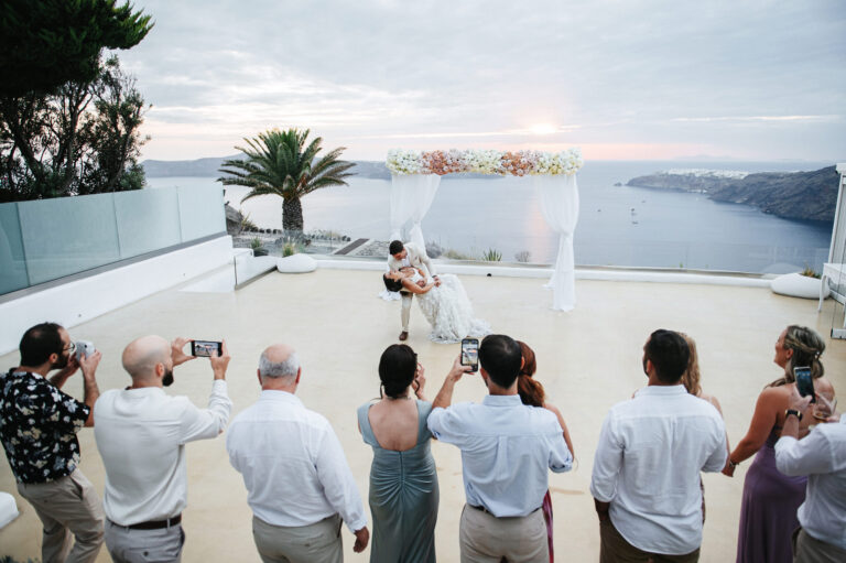 Cozy wedding with guests at the Le Ciel wedding venue