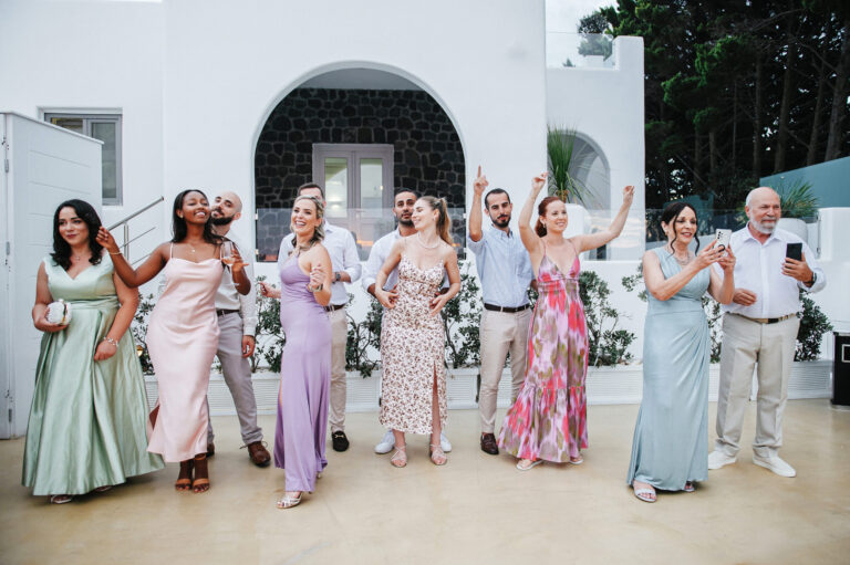 Cozy wedding with guests at the Le Ciel wedding venue