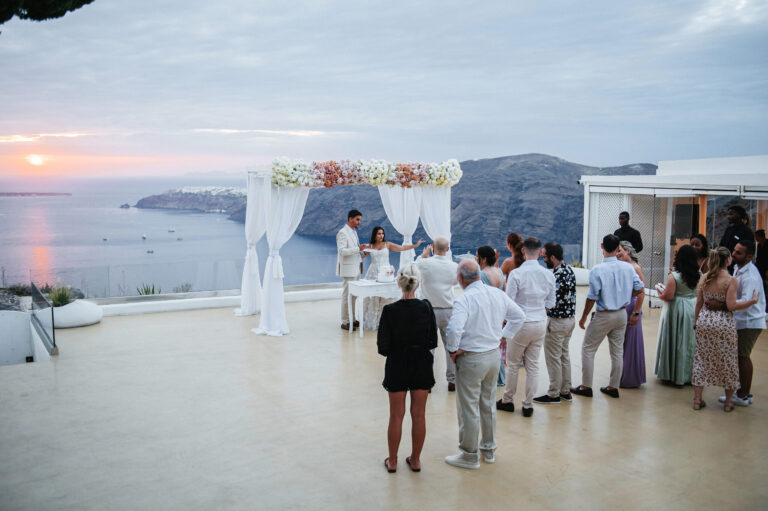 Cozy wedding with guests at the Le Ciel wedding venue