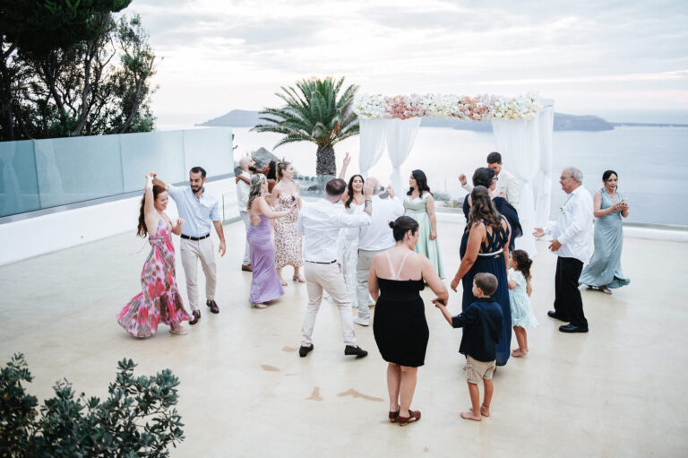 Cozy wedding with guests at the Le Ciel wedding venue
