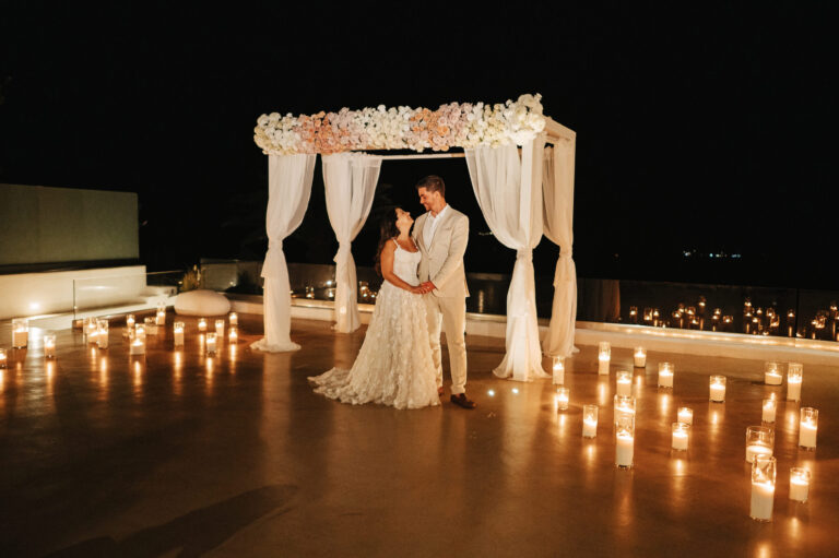 Cozy wedding with guests at the Le Ciel wedding venue